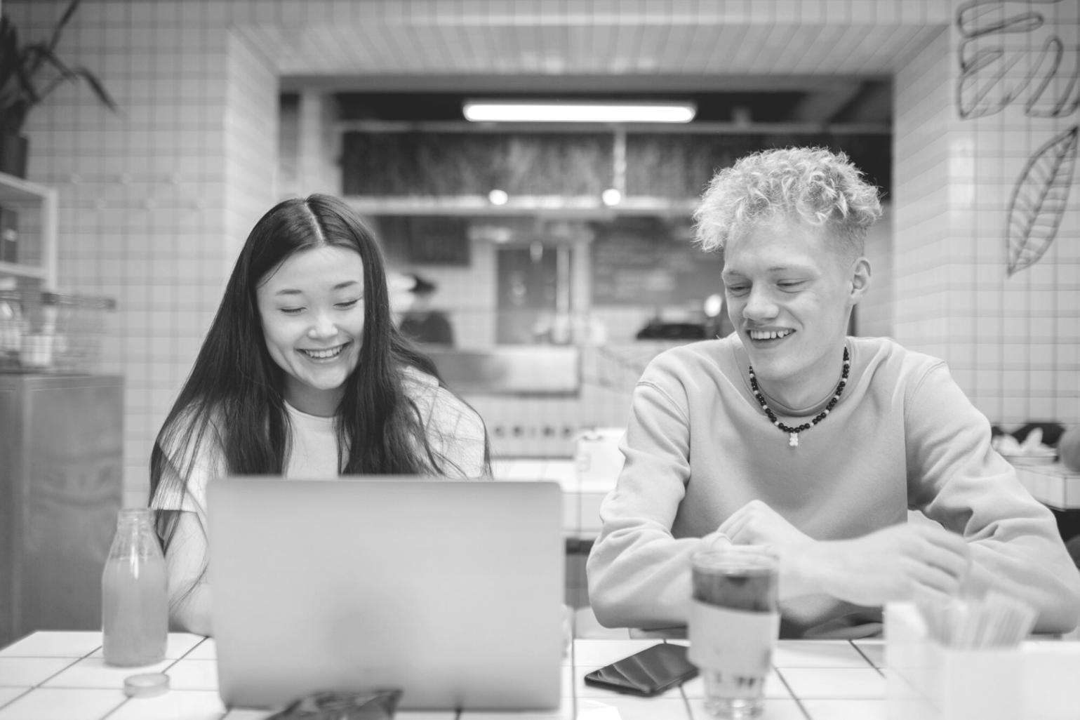 Sessione workshop SEO con analisi pratica in corso