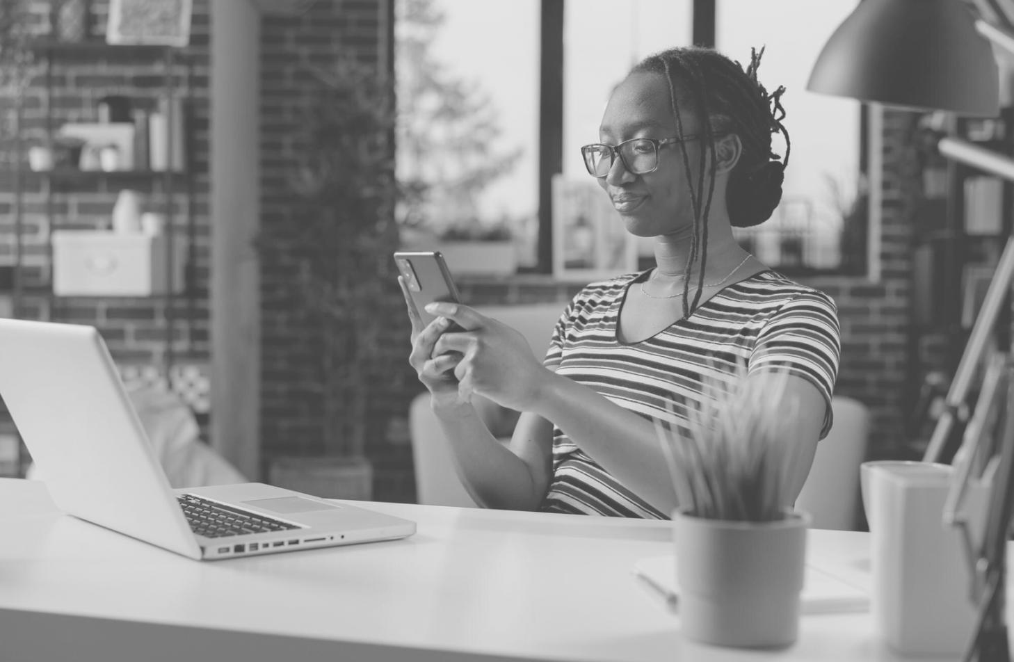 Interfaccia software con grafici di andamento traffico organico e reportistica SEO dettagliata